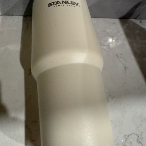 Stanley Quencher 30oz Cream Tumbler w/ Lid – NO STRAW - Picture 4 of 5